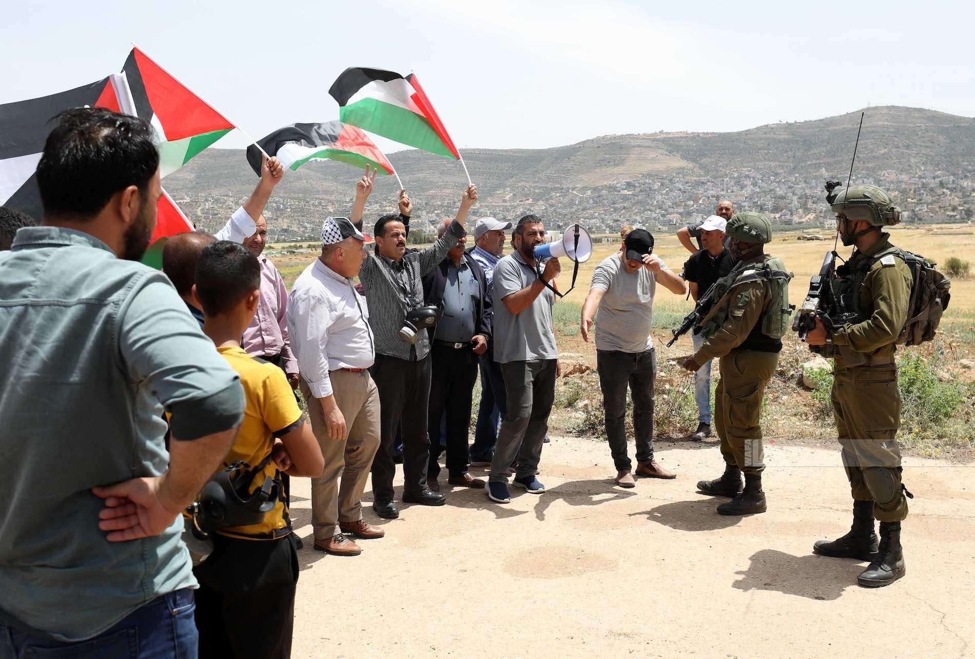 مواجهات بين الشبان وقوات الاحتلال خلال مسيرة بيت دجن الأسبوعية المناهضة للاستيطان 5.jpg