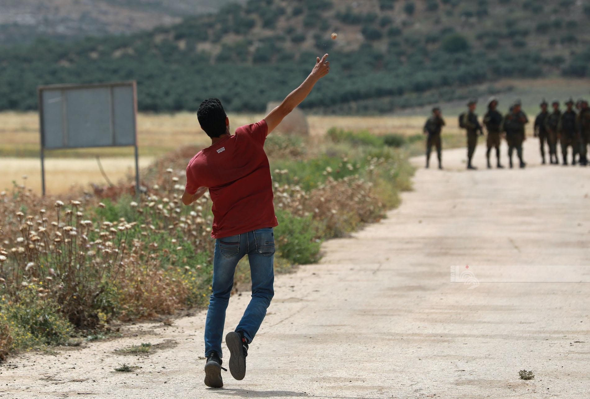 مواجهات بين الشبان وقوات الاحتلال خلال مسيرة بيت دجن الأسبوعية المناهضة للاستيطان 2.jpg