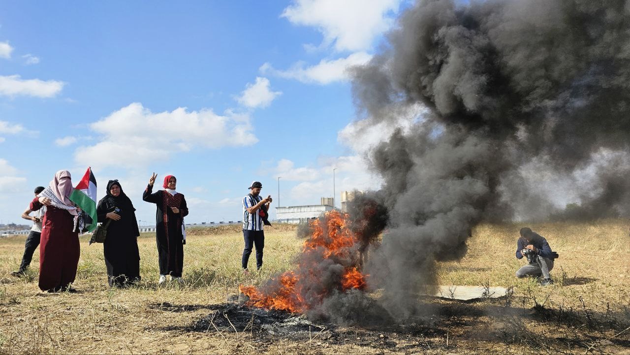 متظاهرون فلسطينيون يشعلون الإطارات المطاطية على الحدود الشرقية لقطاع غزة - تصوير (أنس الشريف) 8.jpg