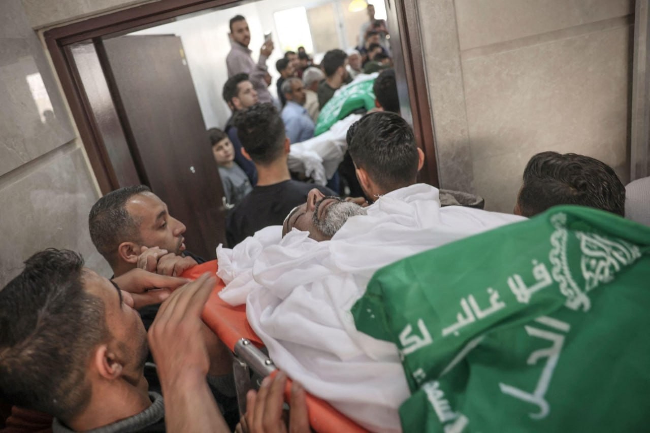 تشييع الدكتور جمال خصوان وزوجته ونجله البكر يوسف، والذين ارتقوا خلال قصف إسرائيلي في غزة.jpg