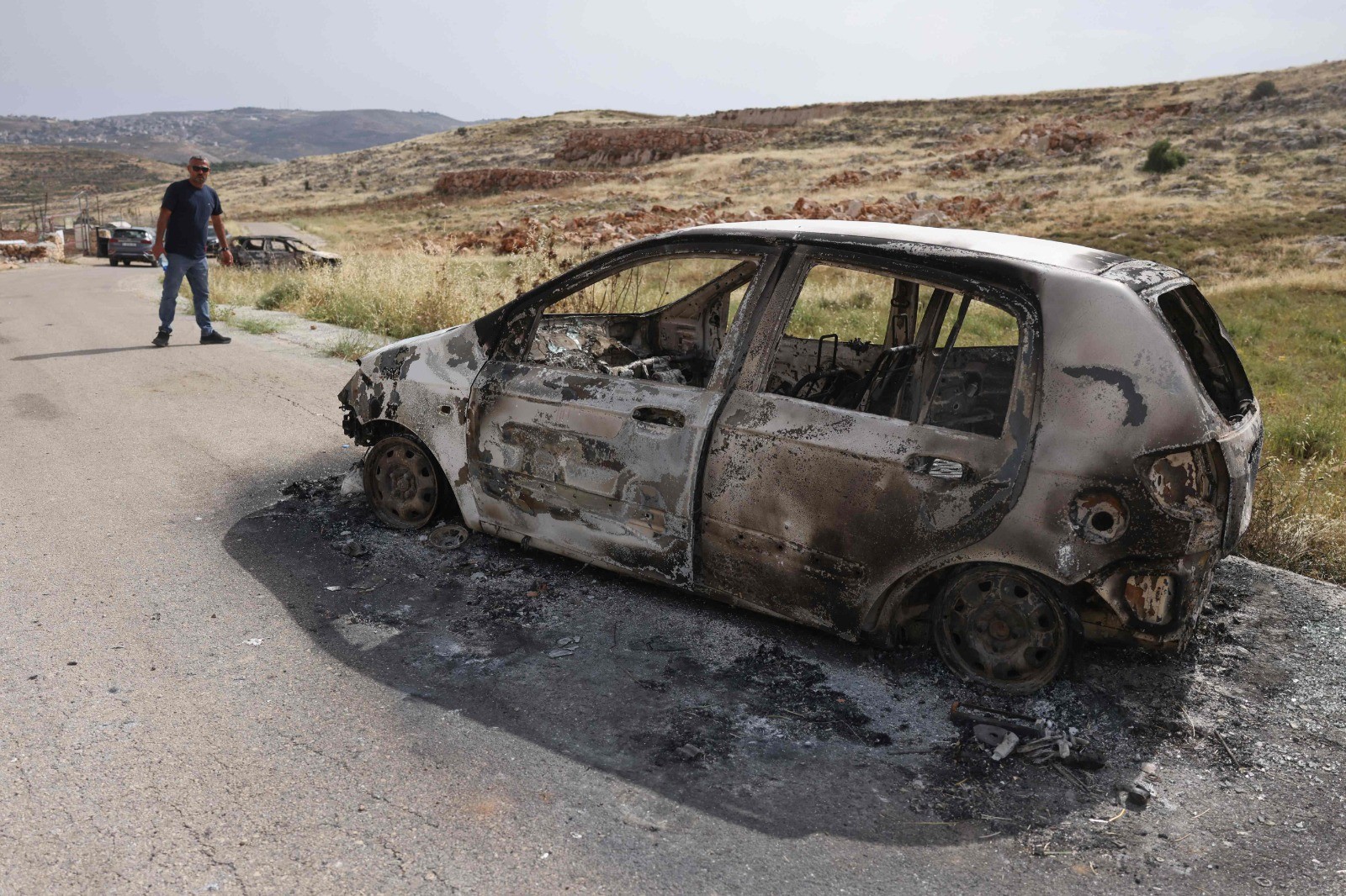 مستوطنون يحرقون مركبات وممتلكات المواطنين في قرية المغير شرق رام الله .. تصوير (الفرنسية) 88.jpg