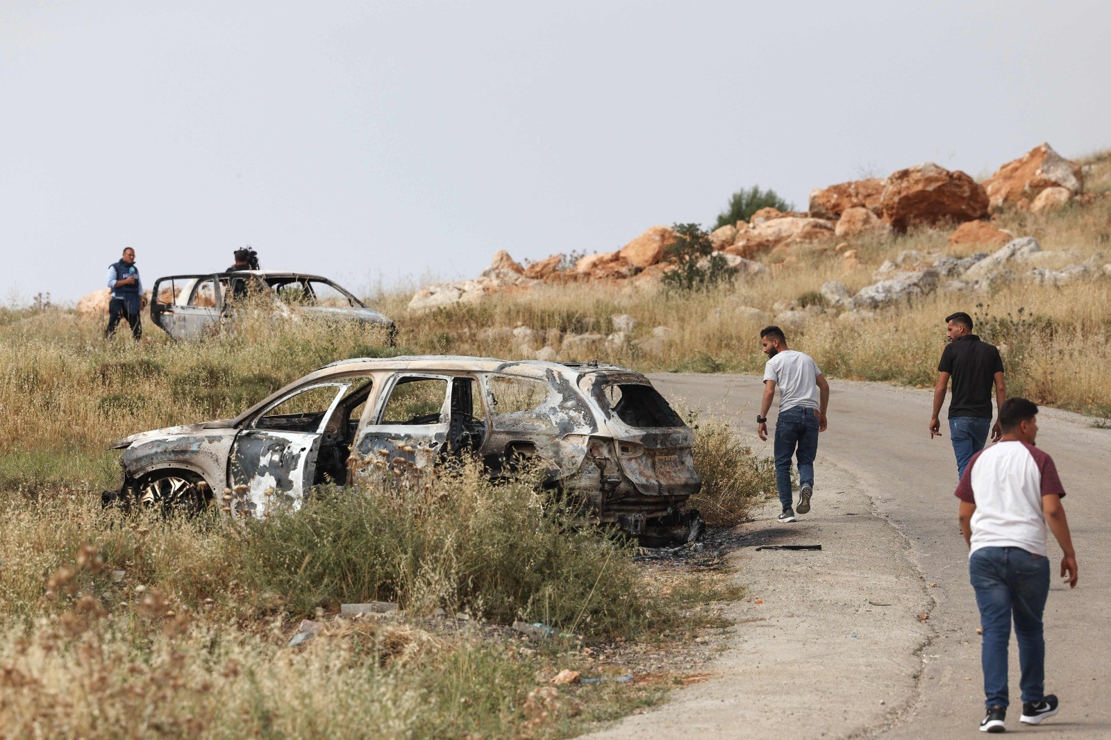 مستوطنون يحرقون مركبات وممتلكات المواطنين في قرية المغير شرق رام الله .. تصوير (الفرنسية) 4.jpg