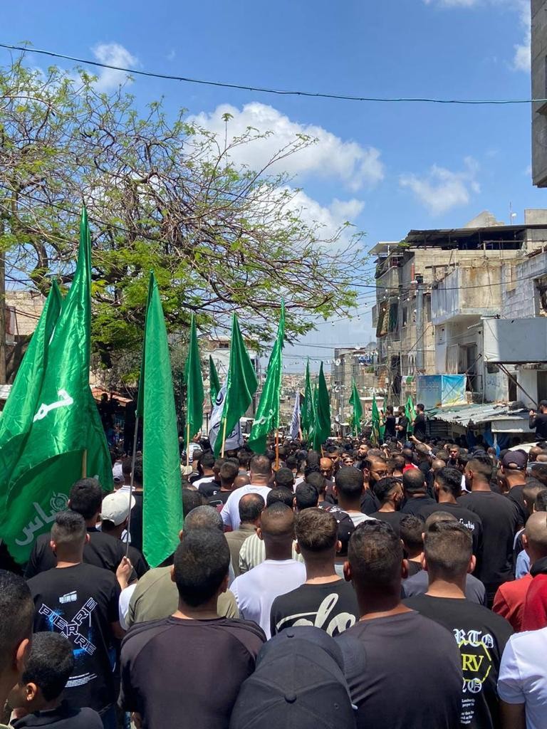 جماهير غفيرة في طولكرم تشارك في تشييع الشهيدين  حمزة خريوش وسامر الشافعي 1.jpg