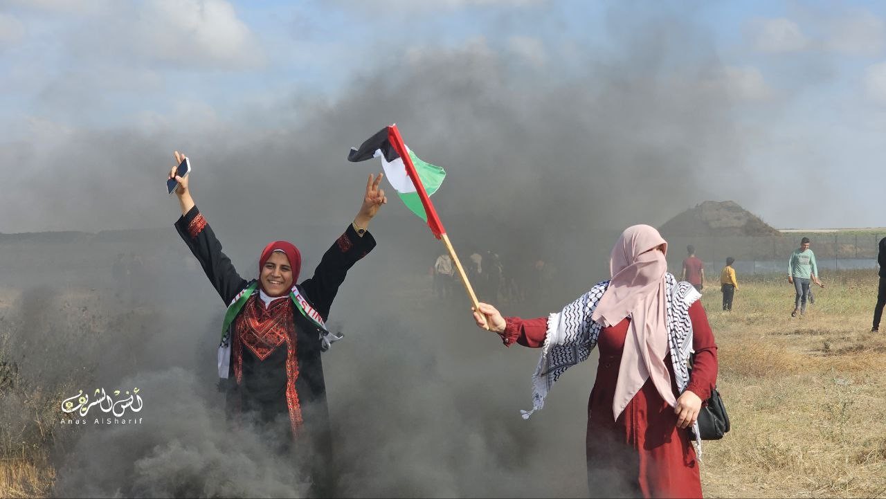 متظاهرون فلسطينيون يشعلون الإطارات المطاطية على الحدود الشرقية لقطاع غزة - تصوير (أنس الشريف) 6.jpg