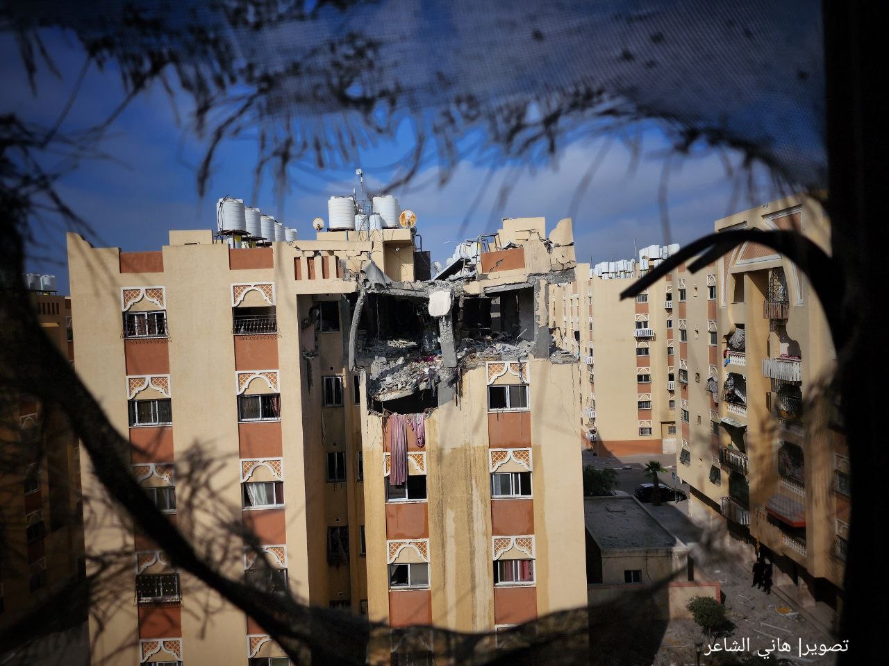 دمار كبير يخلفه القصف الإسرائيلي على شقة سكنية في مدينة حمد القطرية بخانيونس 64.jpg