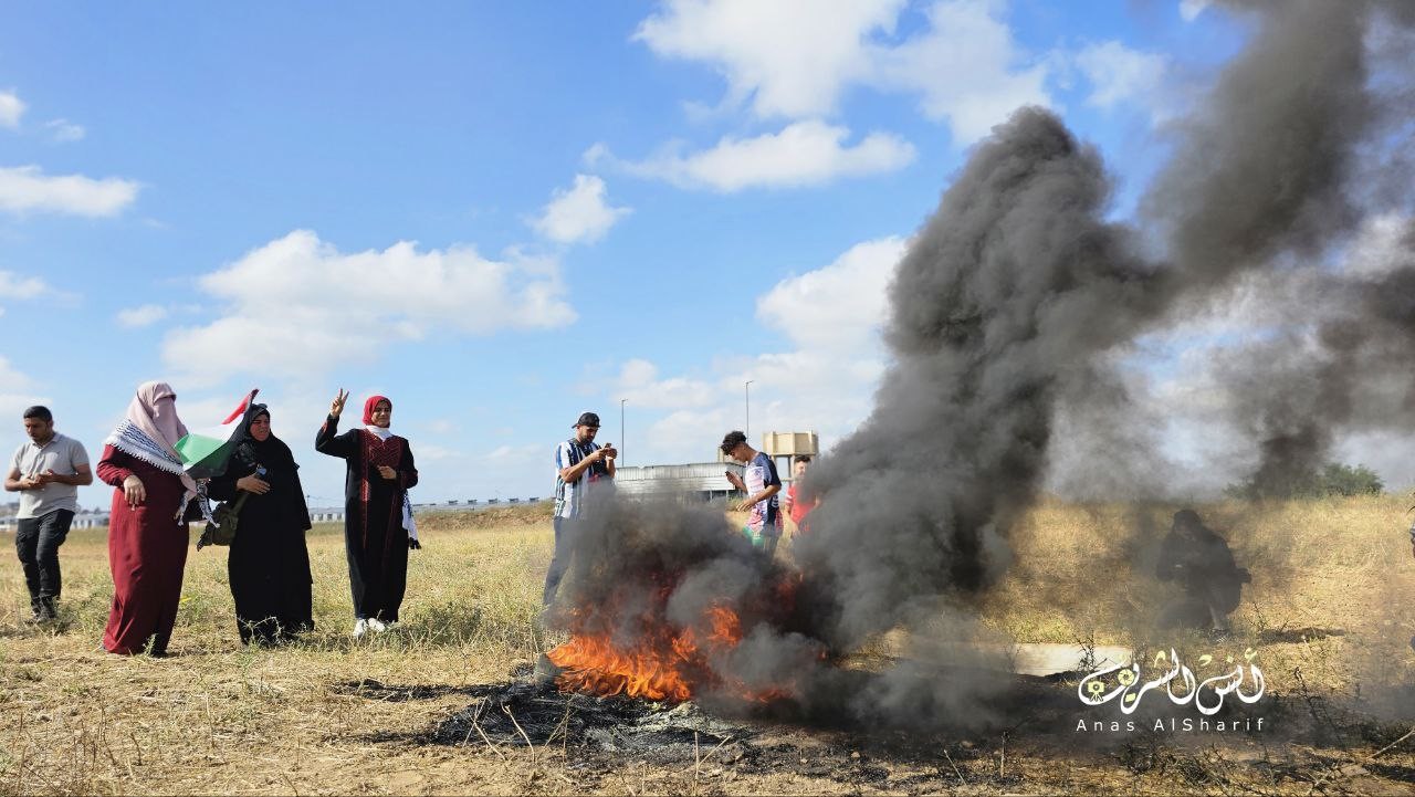 متظاهرون فلسطينيون يشعلون الإطارات المطاطية على الحدود الشرقية لقطاع غزة - تصوير (أنس الشريف) 4.jpg