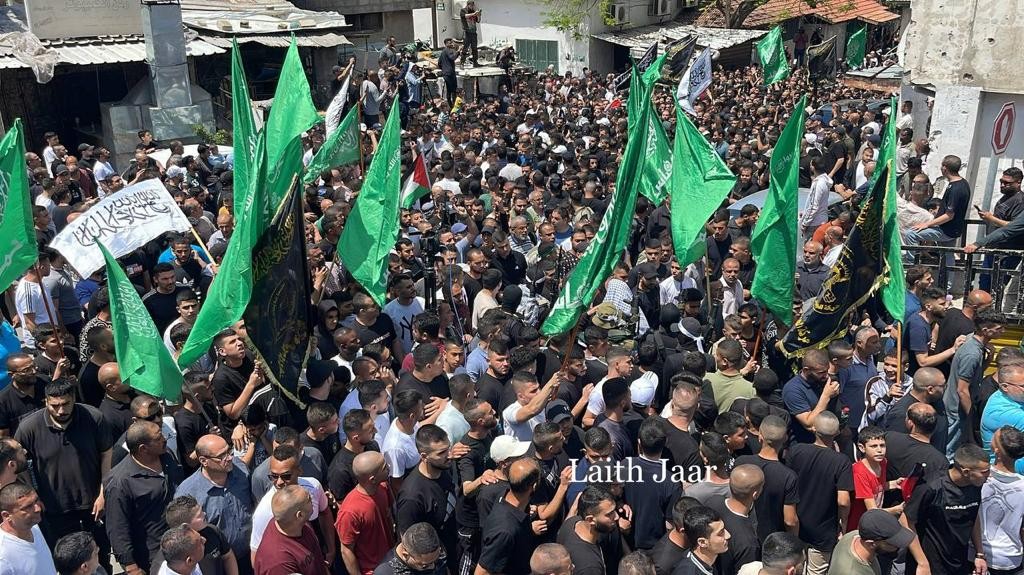 جماهير غفيرة في طولكرم تشارك في تشييع الشهيدين  حمزة خريوش وسامر الشافعي.jpg