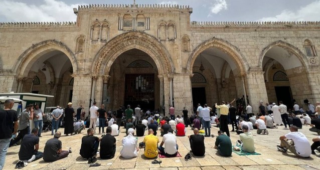 جانب من أداء صلاة  الجمعة اليوم في المسجد الأقصى المبارك.jpg