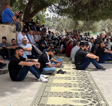 جانب من أداء صلاة  الجمعة اليوم في المسجد الأقصى المبارك 2.jpg