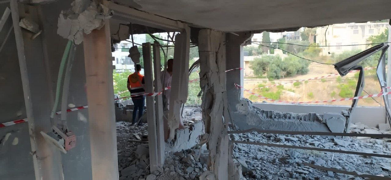 آثار الدمار بمنزل عائلة الأسير أسامة الطويل بعد تفجيره من الاحتلال في نابلس، فجر اليوم. 6.jpg