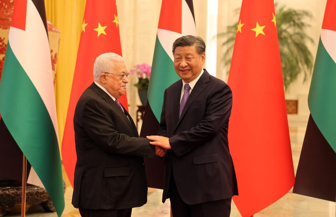 الرئيس لدى لقائه مع الرئيس الصيني.jpg