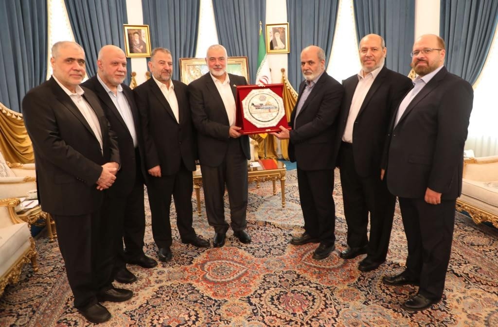 هنية ووفد قيادة الحركة يلتقون أمين عام مجلس الأمن القومي الإيراني.jpg