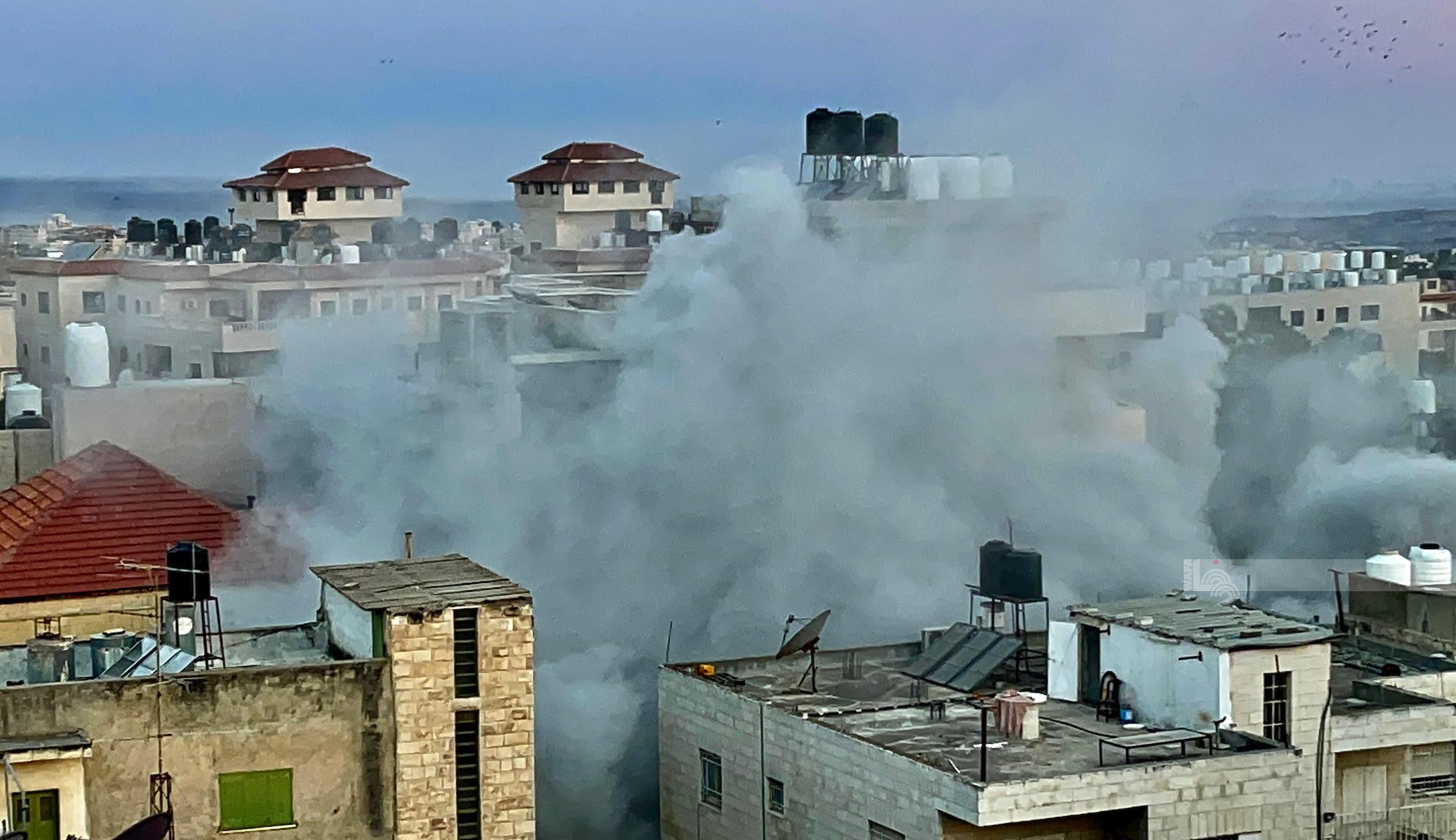 ثقوات الاحتلال تفجر منزل الأسير اسلام فروخ في البلدة القديمة بمدينة رام الله.jpg