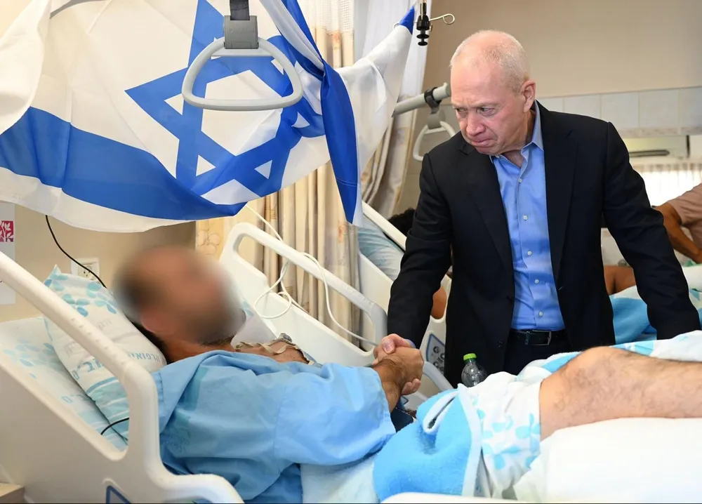غالانت يزور الجنود الإسرائيليين المصابين في مستشفى رامبام، شمال إسرائيل.webp