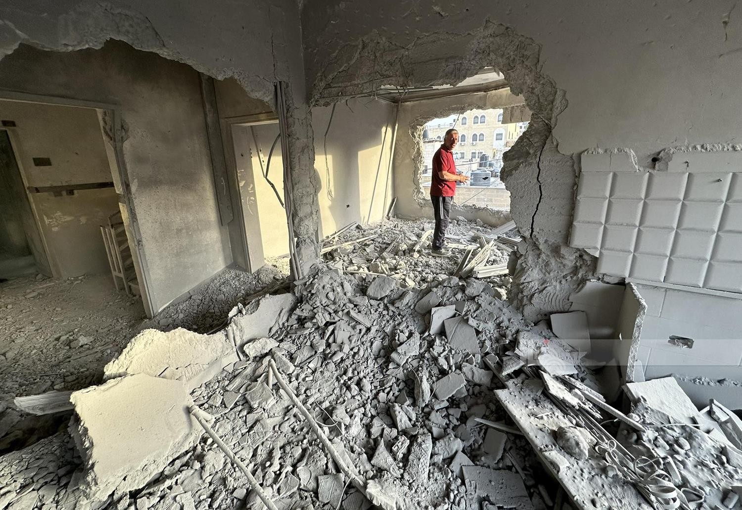 آثار الدمار عقب تفجير الاحتلال منزل عائلة الأسير اسلام فروخ في البلدة القديمة في رام الله 7.jpg