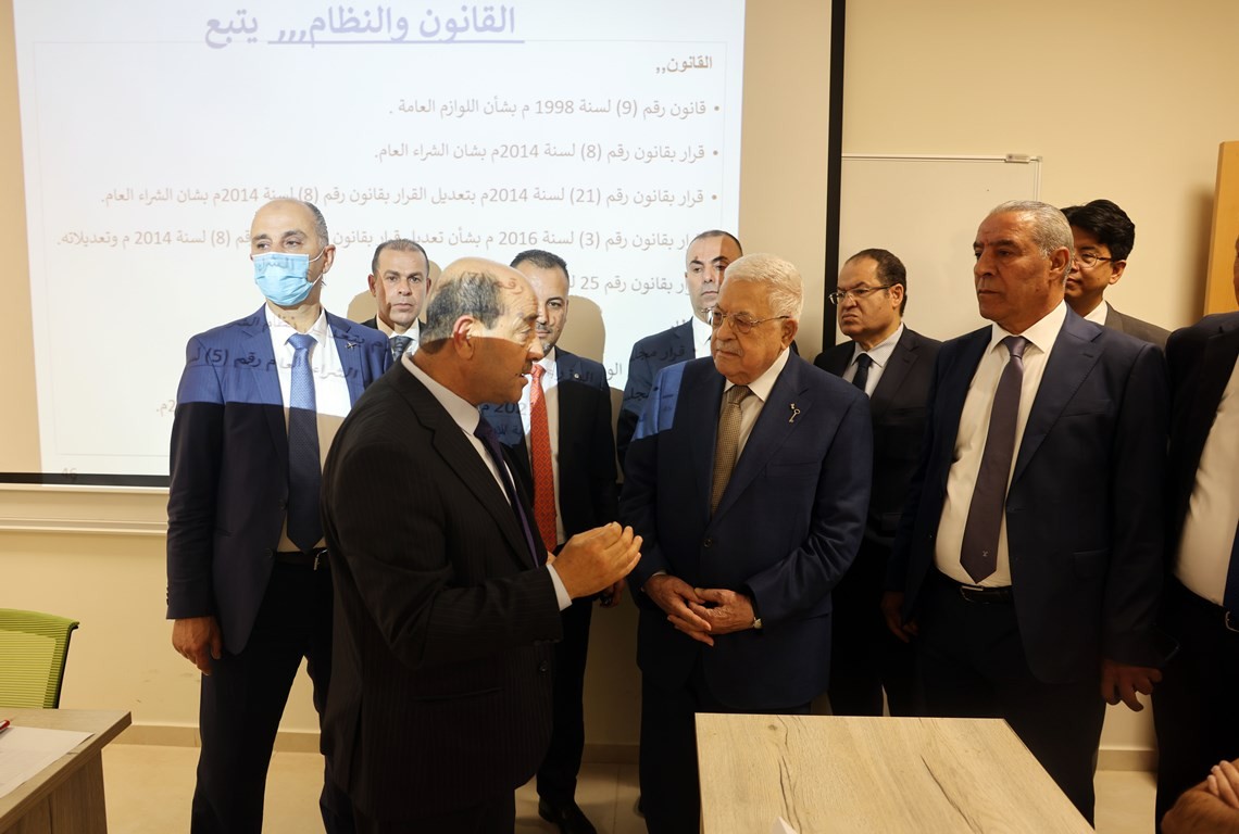 لرئيس محمود عباس ، أثناء زيارة المدرسة الوطنية الفلسطينية للإدارة.jpg
