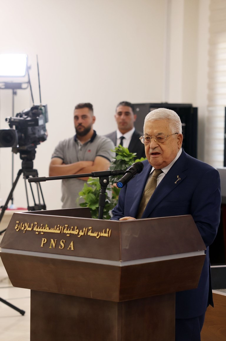 لرئيس محمود عباس ، أثناء زيارة المدرسة الوطنية الفلسطينية للإدارة  123.jpg