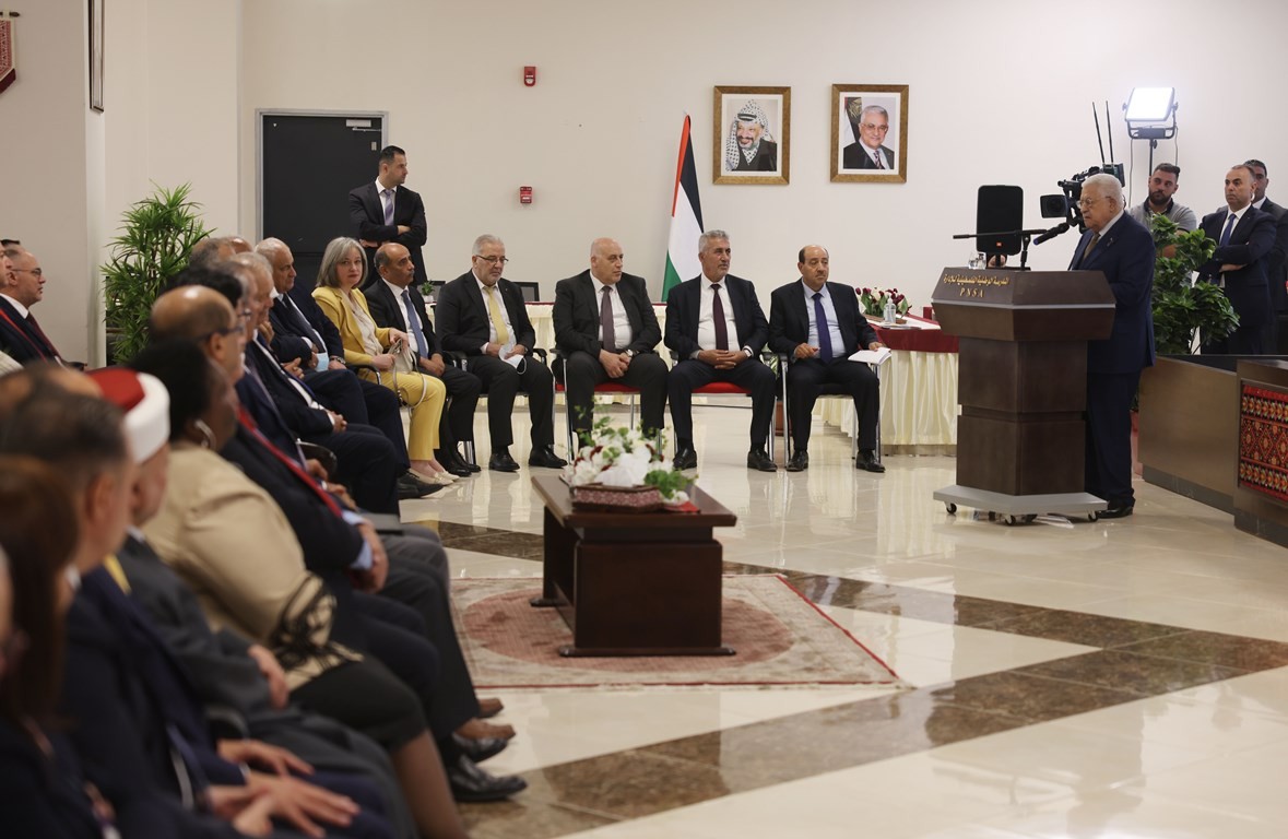 لرئيس محمود عباس ، أثناء زيارة المدرسة الوطنية الفلسطينية للإدارة  15.jpg