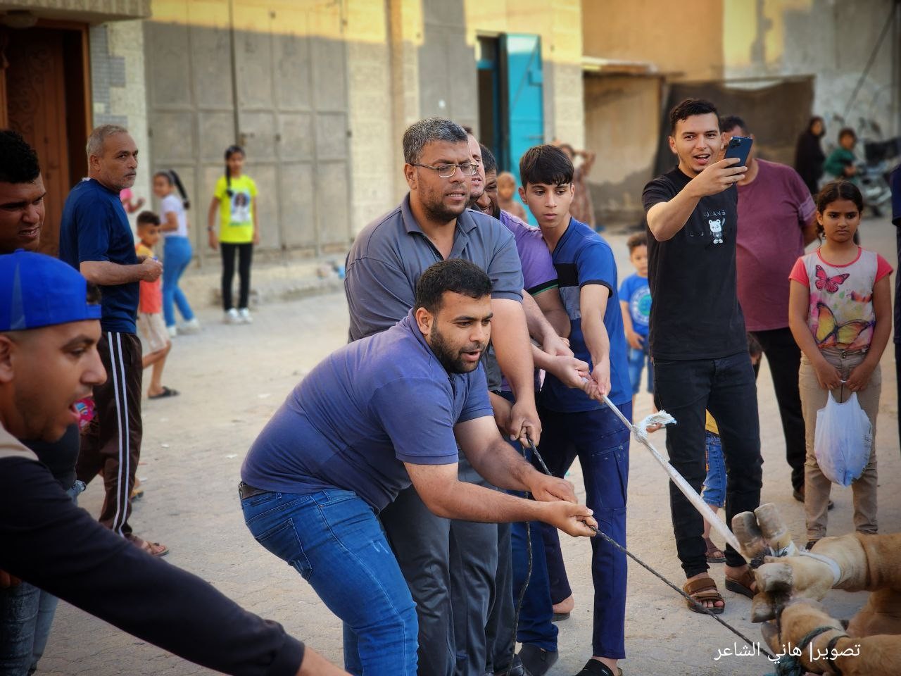 ذبح الأضاحي وتقطيعها في شوارعها محافظة خان يونس جنوب قطاع غزة..تصوير- (هاني الشاعر) 11.jpg