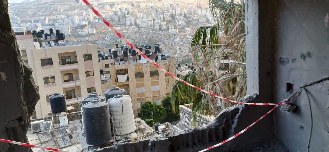 آثار الدمار بمنزل عائلة الأسير أسامة الطويل بعد تفجيره من الاحتلال في نابلس، فجر اليوم. 4.jpg