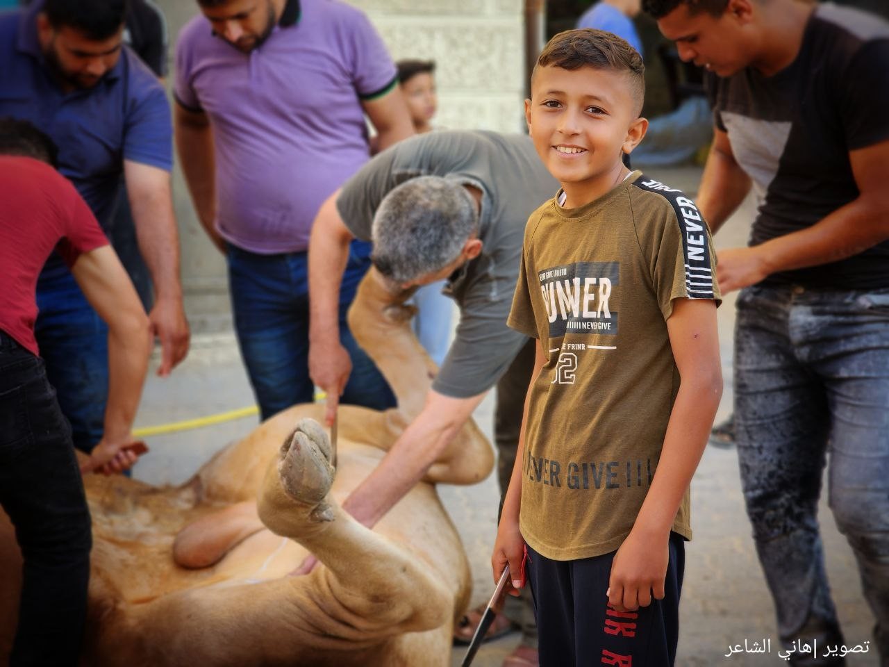 ذبح الأضاحي وتقطيعها في شوارعها محافظة خان يونس جنوب قطاع غزة..تصوير- (هاني الشاعر) 444.jpg