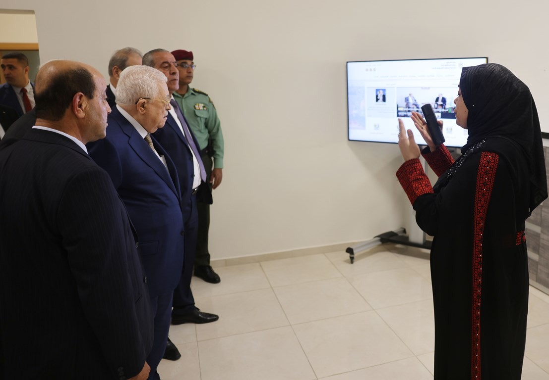 لرئيس محمود عباس ، أثناء زيارة المدرسة الوطنية الفلسطينية للإدارة  11.jpg