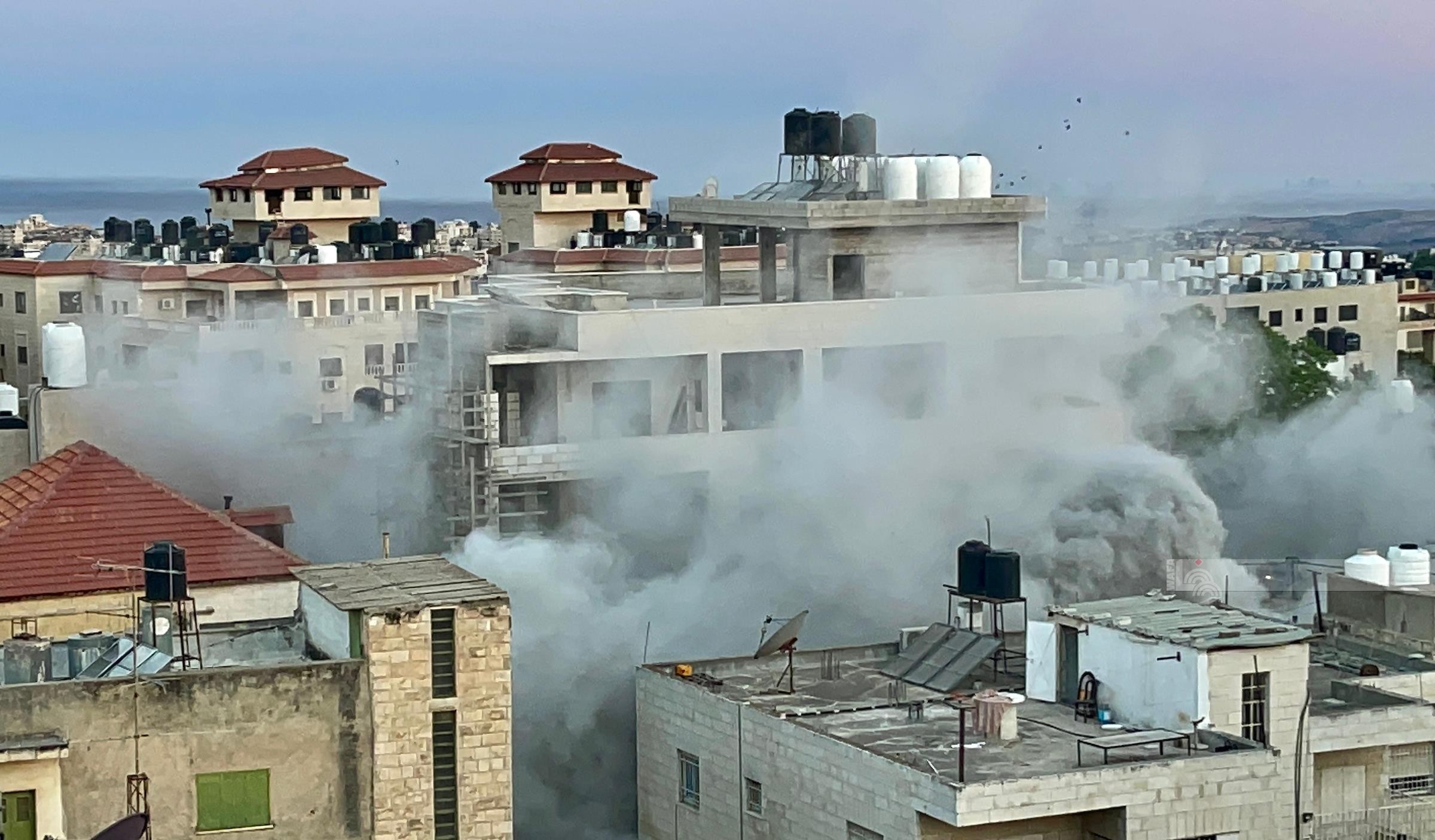 قوات الاحتلال تفجر منزل الأسير اسلام فروخ في البلدة القديمة بمدينة رام الله  2.jpg