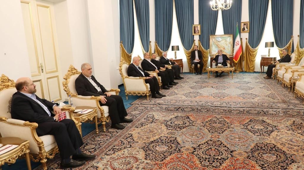 هنية ووفد قيادة الحركة يلتقون أمين عام مجلس الأمن القومي الإيراني 5.jpg