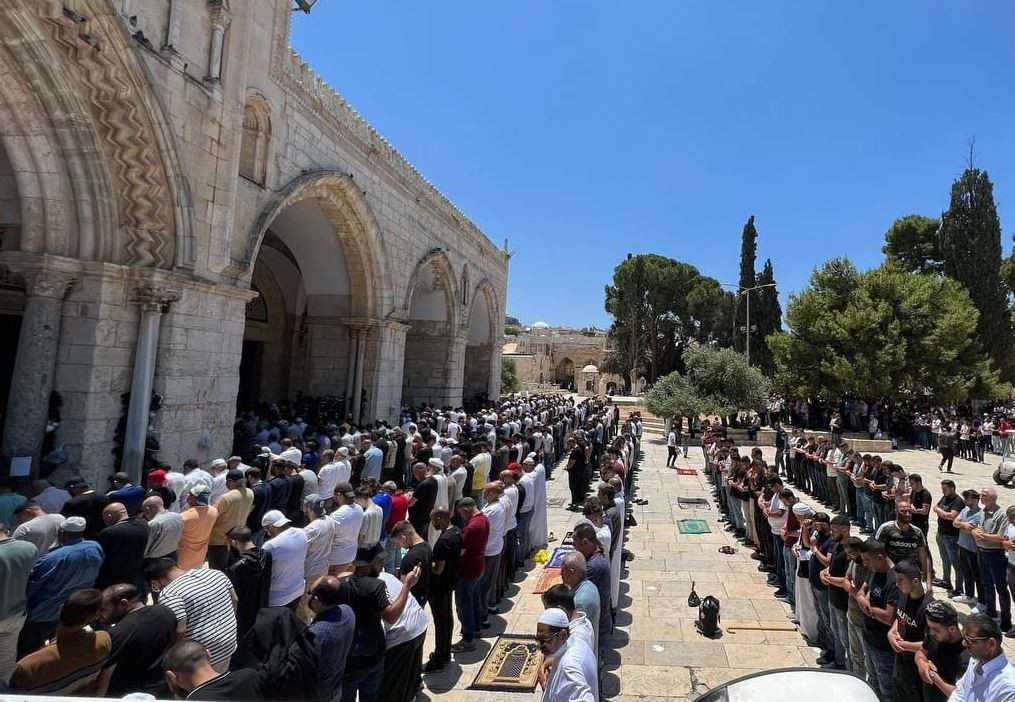 عشرات الآلاف يؤدون صلاة الجمعة في المسجد الأقصى المبارك 7.jpg