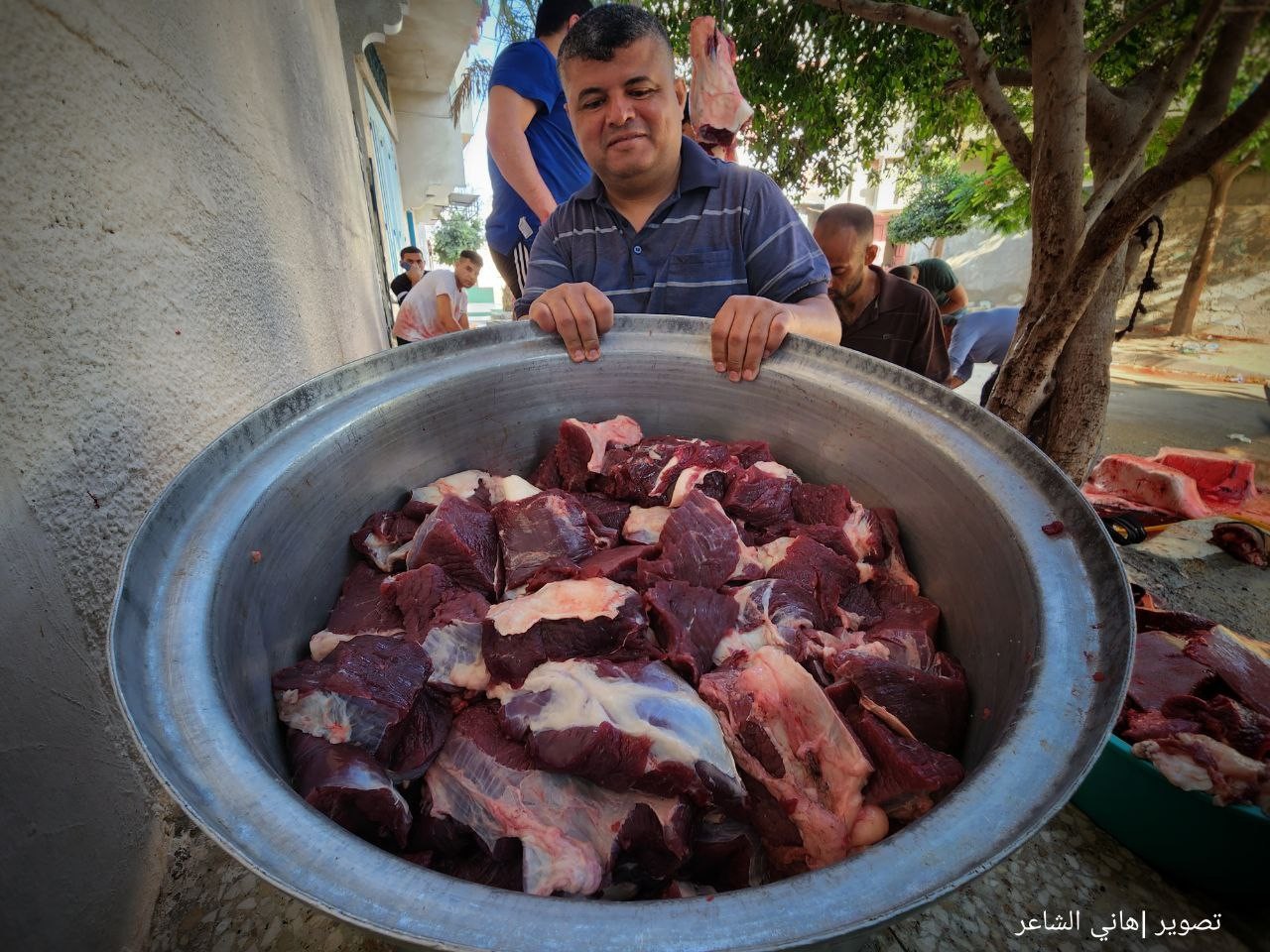 ذبح الأضاحي وتقطيعها في شوارعها محافظة خان يونس جنوب قطاع غزة..تصوير- (هاني الشاعر) 23.jpg