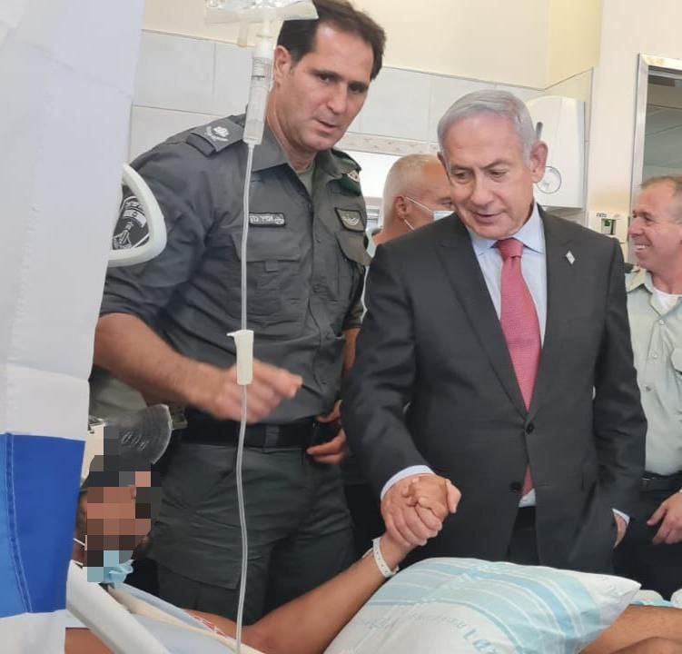 نتنياهو يزور الجنود المصابين في مستشفى رامبام بحيفا.jpg