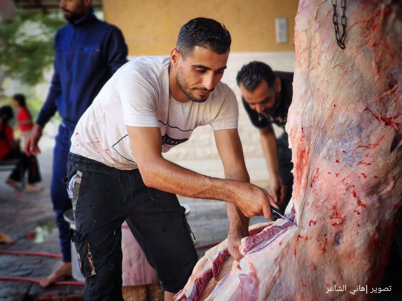 ذبح الأضاحي وتقطيعها في شوارعها محافظة خان يونس جنوب قطاع غزة..تصوير- (هاني الشاعر) 005.jpg