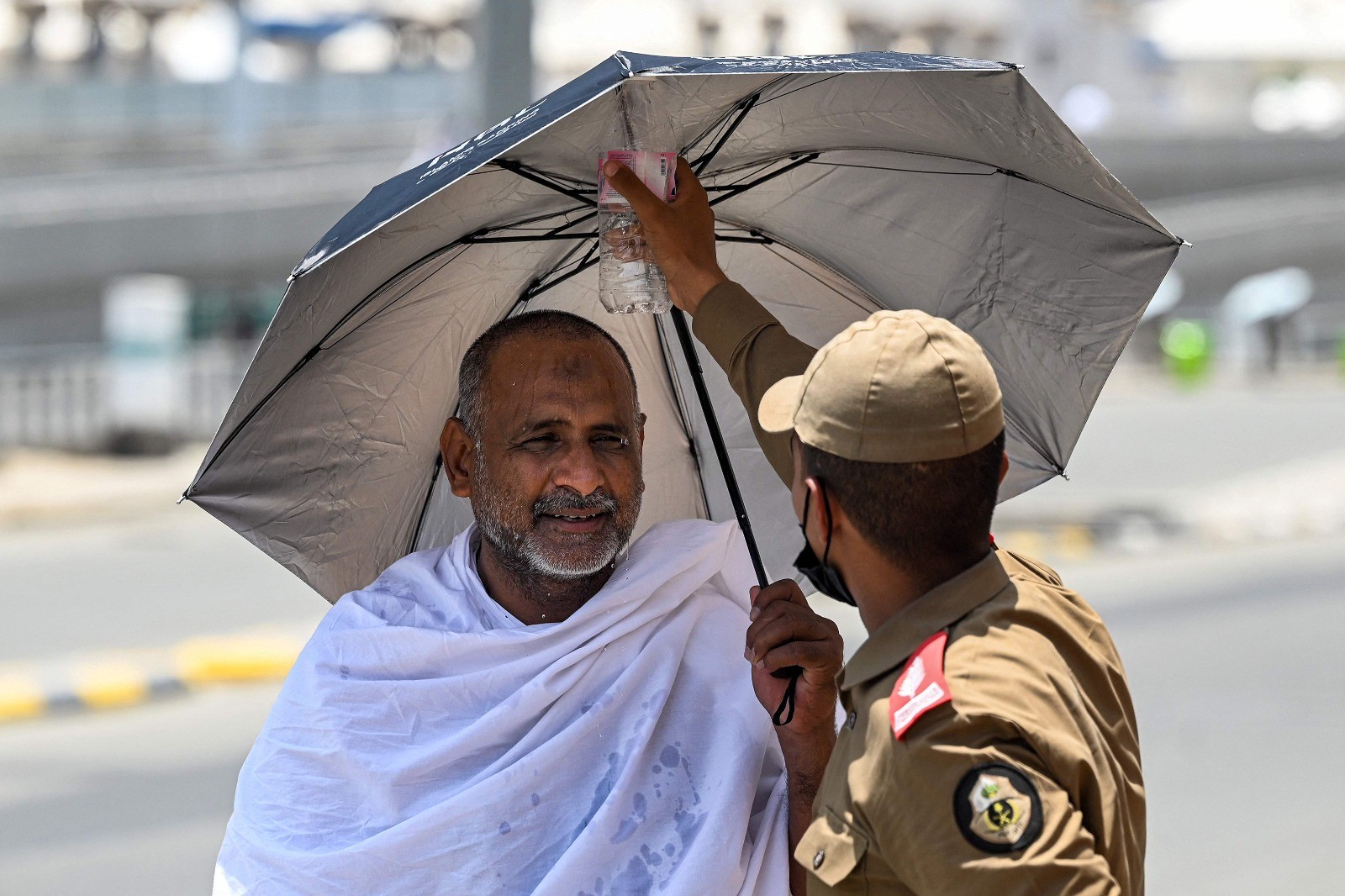 حجاج بيت الله الحرام يتوافدون إلى مشعر منى لقضاء يوم التروية .. تصوير (الفرنسية) 2.jpg