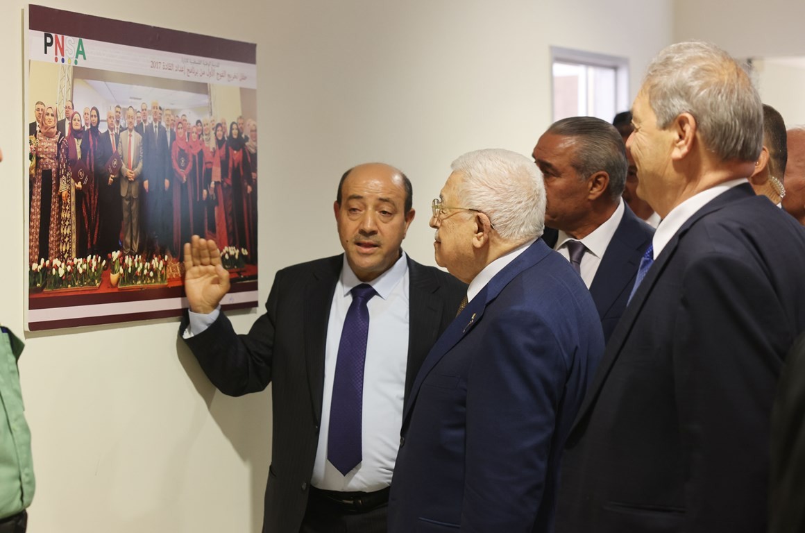 لرئيس محمود عباس ، أثناء زيارة المدرسة الوطنية الفلسطينية للإدارة 6.jpg