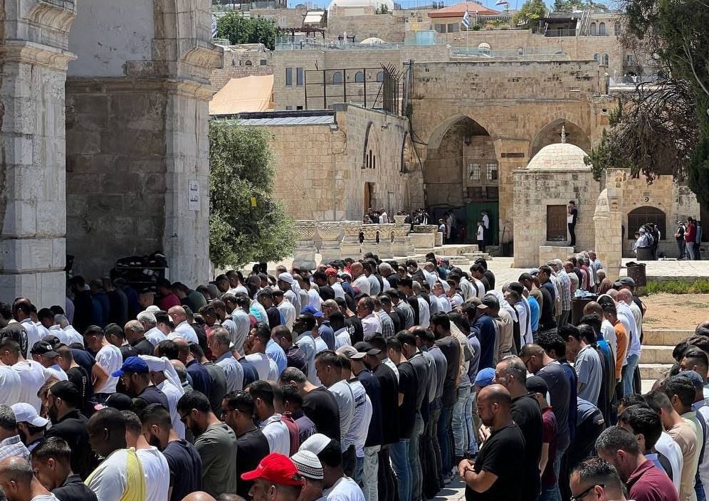 عشرات الآلاف يؤدون صلاة الجمعة في المسجد الأقصى المبارك 9.jpg