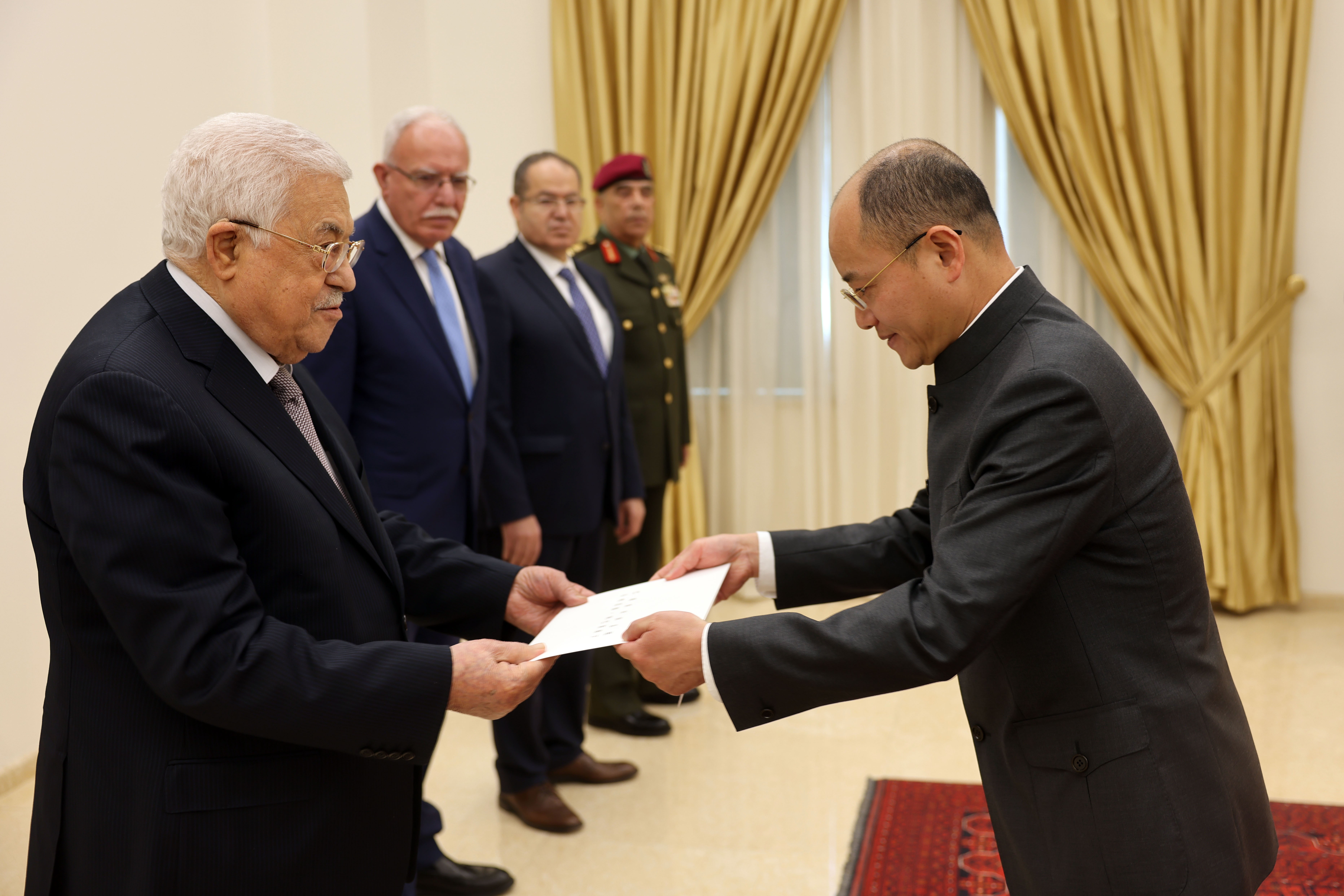 الرئيس يتقبل أوراق اعتماد رئيس مكتب تمثيل جمهورية الصين لدى فلسطين.jpg