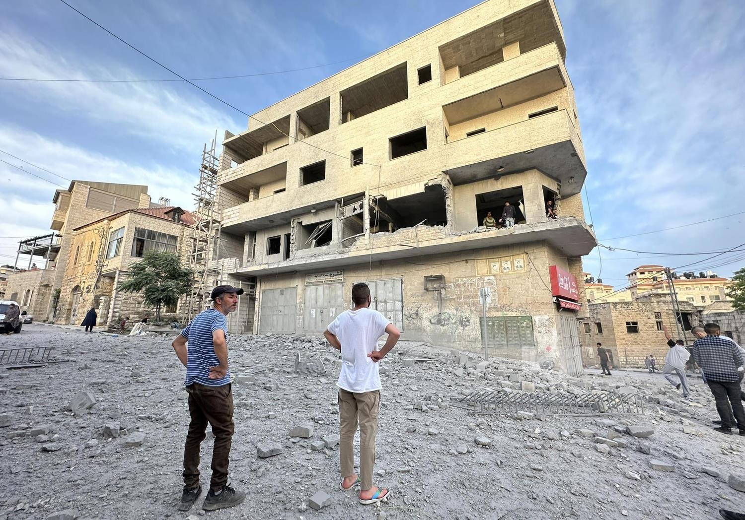آثار الدمار عقب تفجير الاحتلال منزل عائلة الأسير اسلام فروخ في البلدة القديمة في رام الله 66.jpg