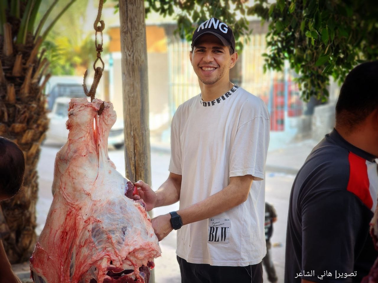 ذبح الأضاحي وتقطيعها في شوارعها محافظة خان يونس جنوب قطاع غزة..تصوير- (هاني الشاعر) 12.jpg