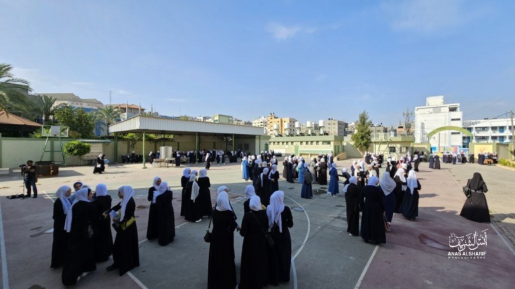 طلبة الثانوية العامة يتوجهون لمدارسهم، لأداء أول الامتحانات لعام 2023 - تصوير.. أنس الشريف.jpg