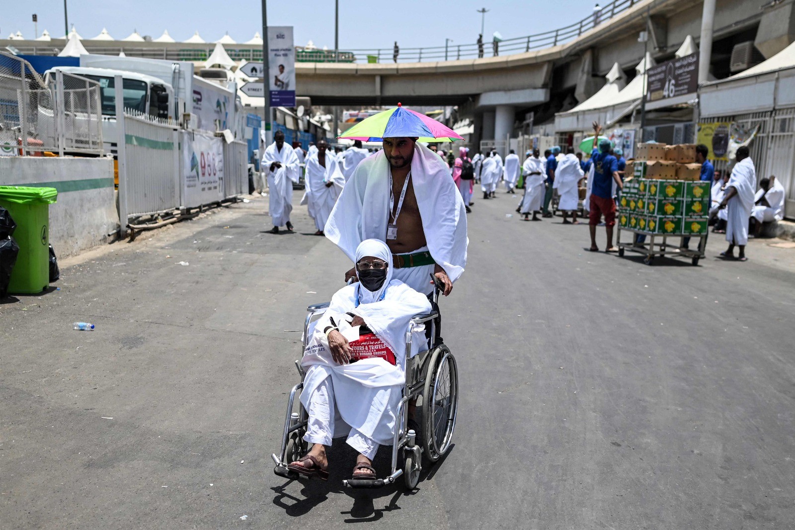 حجاج بيت الله الحرام يتوافدون إلى مشعر منى لقضاء يوم التروية .. تصوير (الفرنسية) 8.jpg