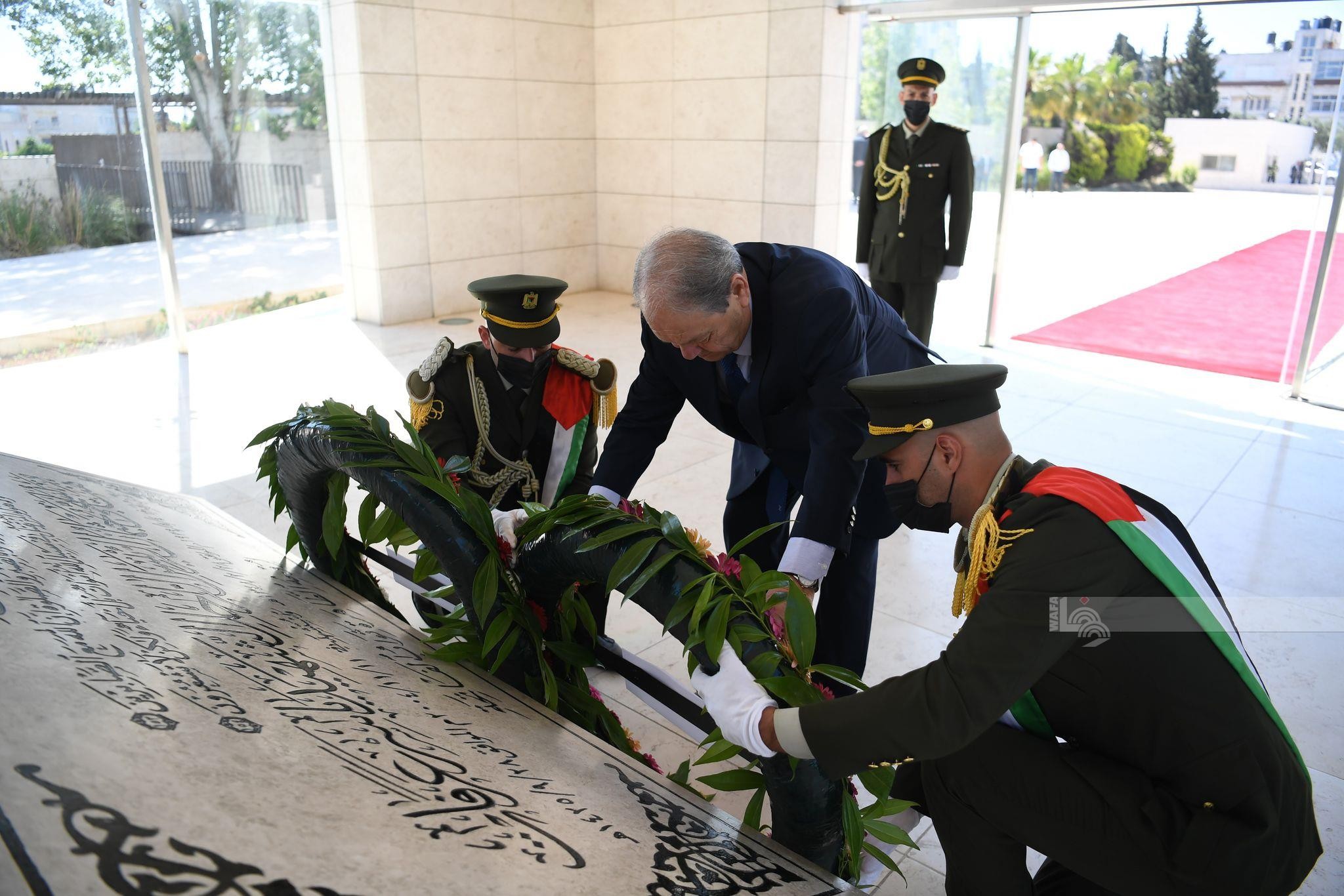 رئيس المجلس الوطني الفلسطيني روحي فتوح، يضع إكليلا من الزهور على ضريح الرئيس الشهيد ياسر عرفات لمناسبة عيد الأضحى المبارك.jpg