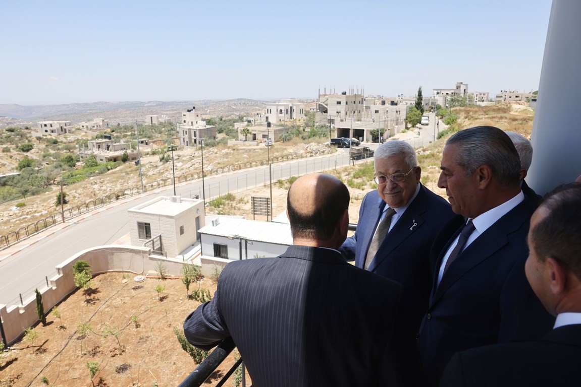 لرئيس محمود عباس ، أثناء زيارة المدرسة الوطنية الفلسطينية للإدارة  2.jpg