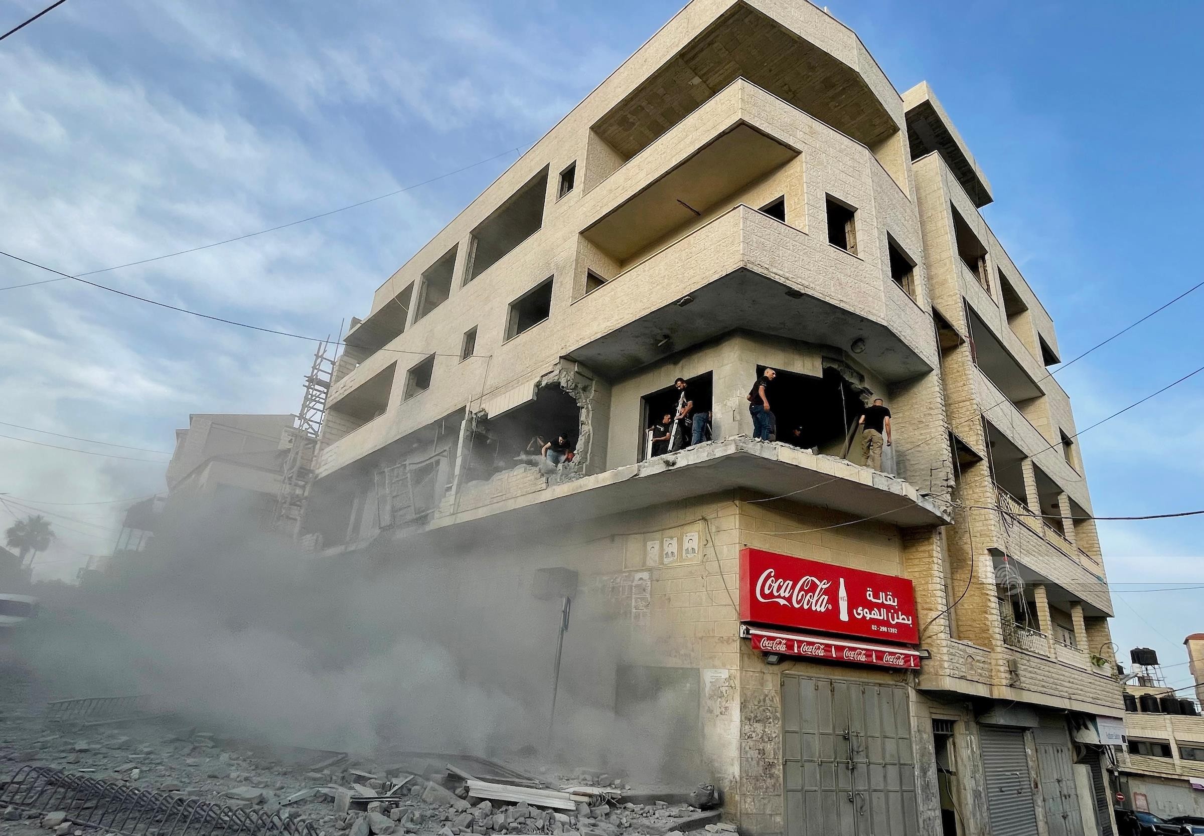 قوات الاحتلال تفجر منزل الأسير اسلام فروخ في البلدة القديمة بمدينة رام الله  5.jpg
