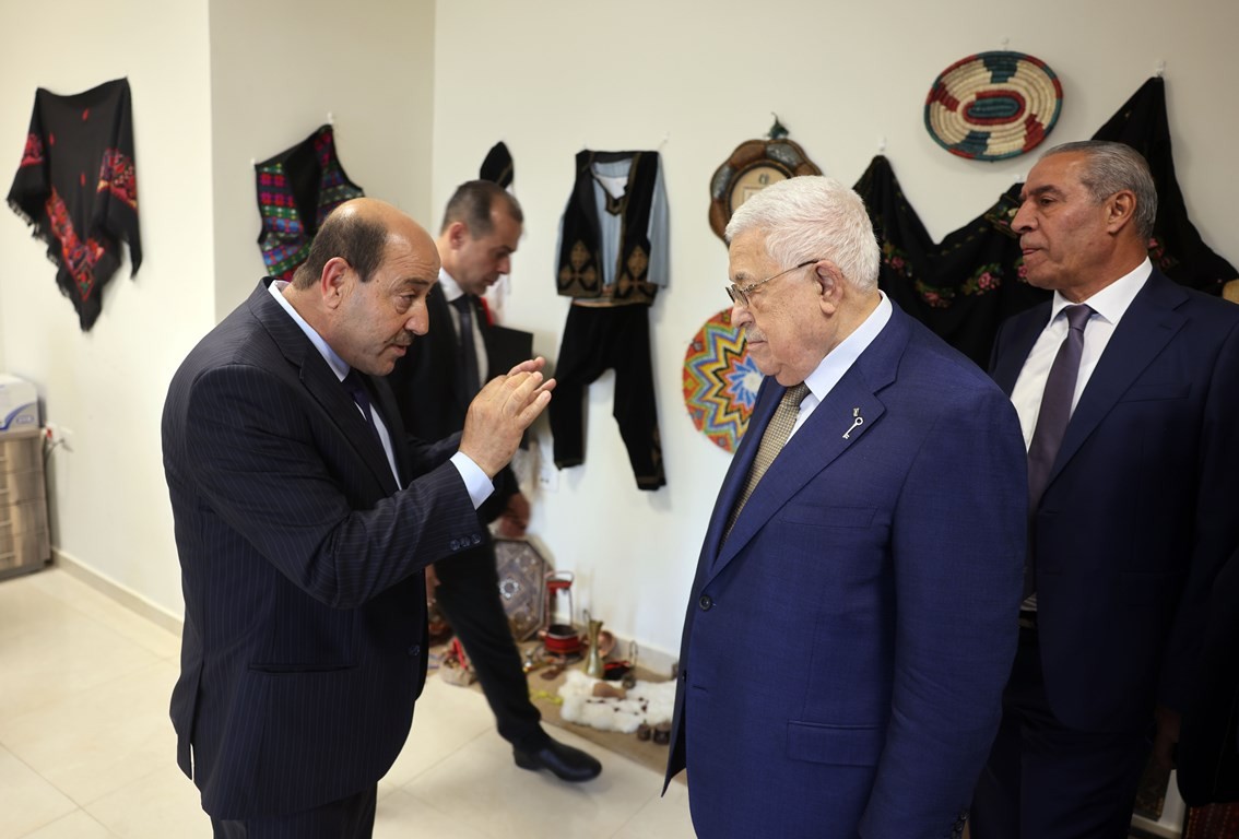 لرئيس محمود عباس ، أثناء زيارة المدرسة الوطنية الفلسطينية للإدارة  7.jpg