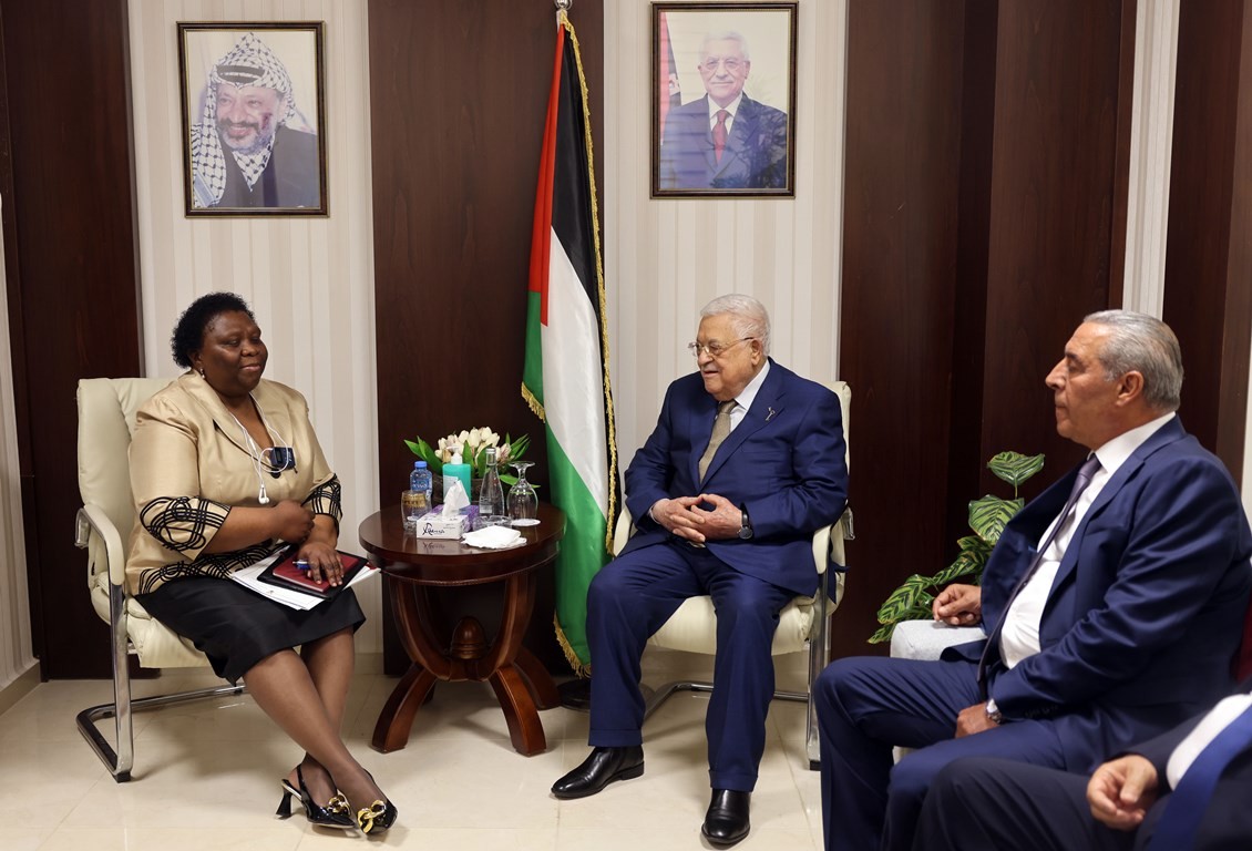 لرئيس محمود عباس ، أثناء زيارة المدرسة الوطنية الفلسطينية للإدارة  76.jpg
