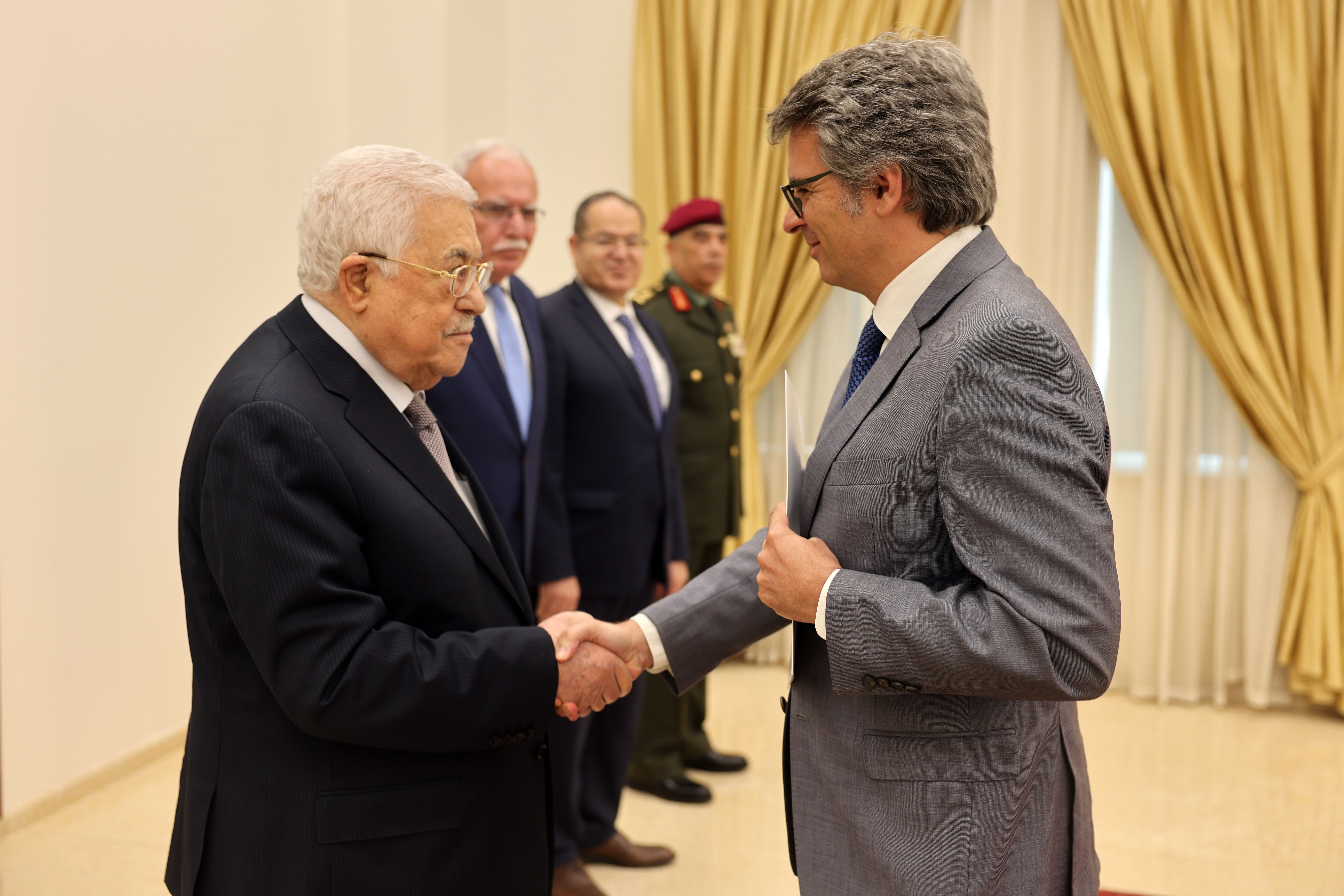 الرئيس يتقبل أوراق اعتماد رئيس مكتب تمثيل جمهورية البرتغال لدى فلسطين.jpg