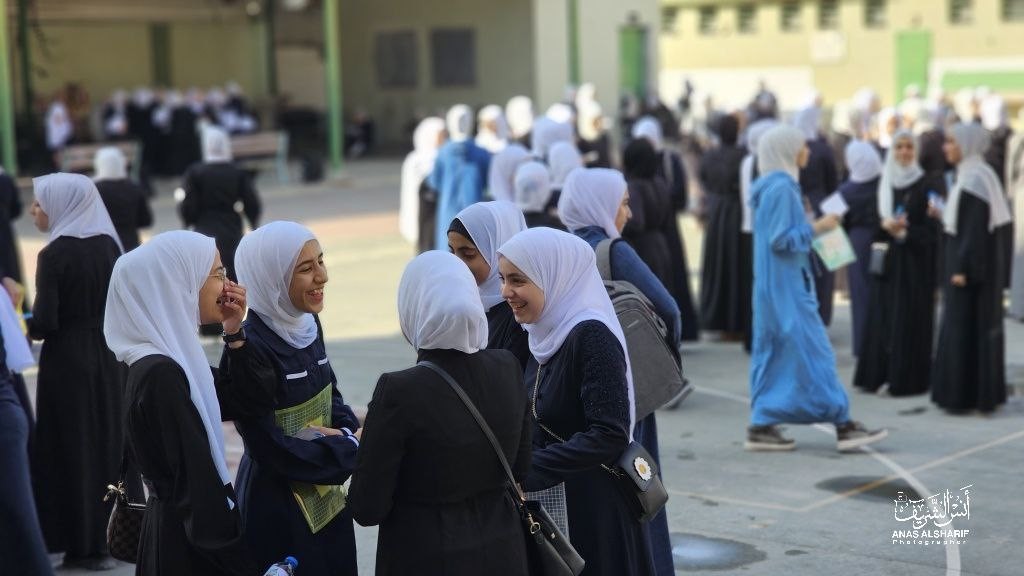 طلبة الثانوية العامة يتوجهون لمدارسهم، لأداء أول الامتحانات لعام 2023 - تصوير.. أنس الشريف 5.jpg