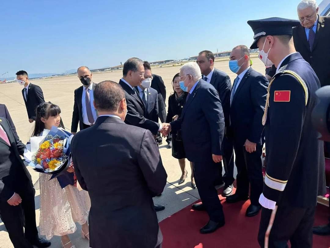 من وصول الرئيس محمود عباس إلى العاصمة الصينية بكين في زيارة تستمر عدة أيام بدعوة من رئيس البلاد 1.jpg