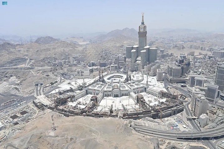 صور من سماء مكة المكرمة ترصد الاستعدادت النهائية لحج هذا العام 1334.jpg