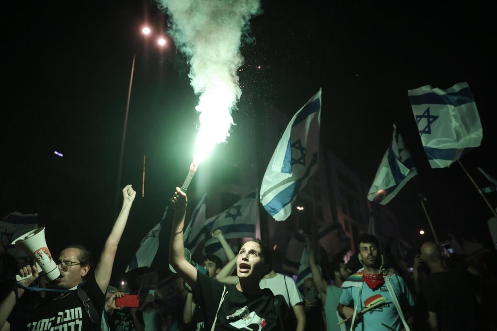 الآلاف يتظاهرون في تل أبيب احتجاجا على خطة إضعاف القضاء 2.jpg